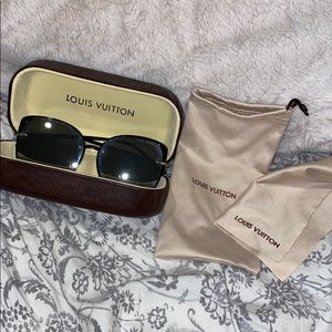 LIKE NEW LOUIS VUITTON SUN GLASSES